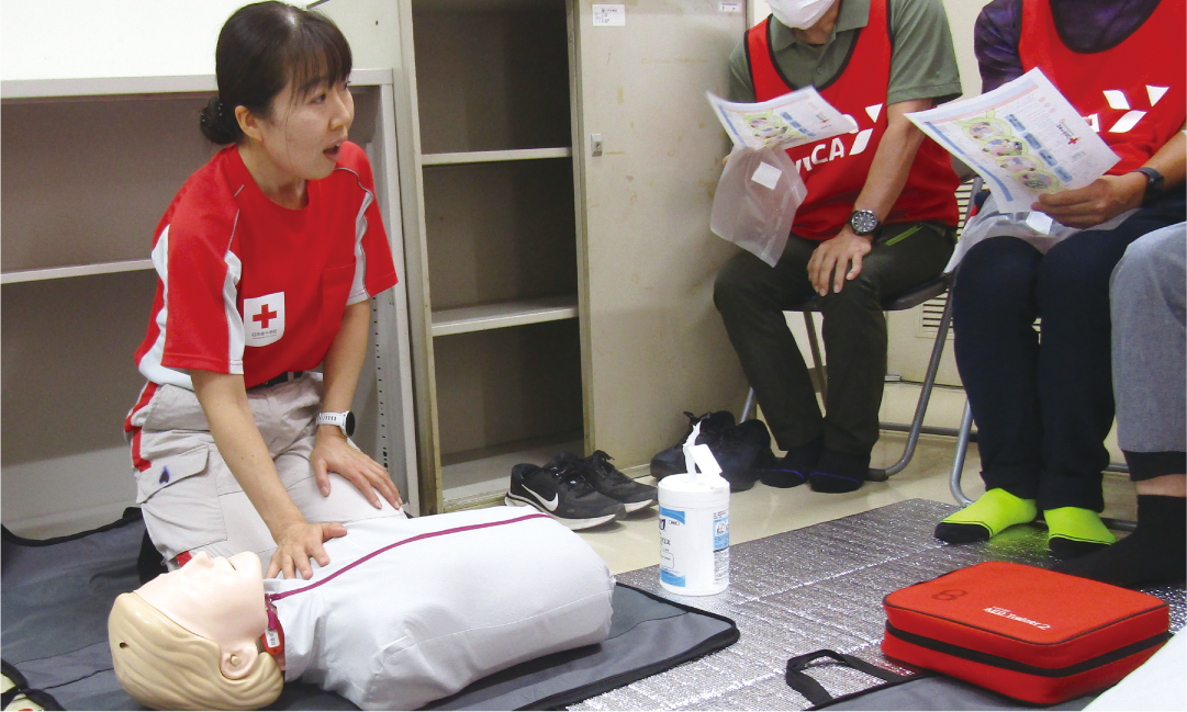 訓練用人形で胸骨圧迫を実演する江上さん