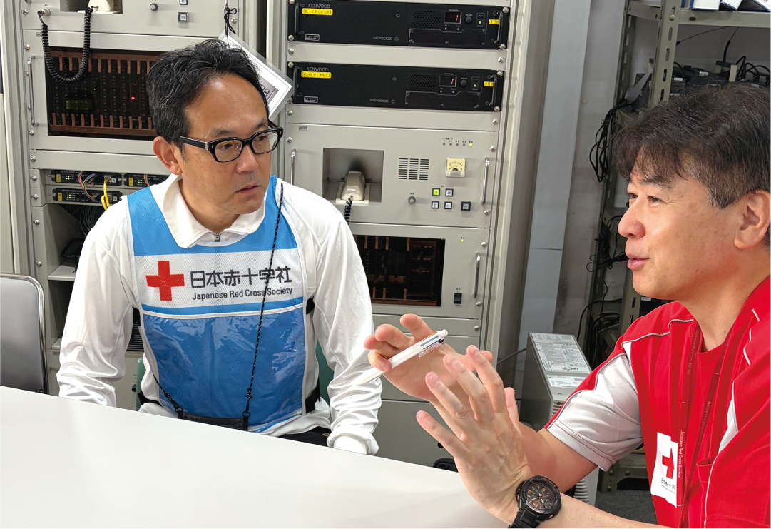 熊本県支部で業務の説明を受ける小崎先生