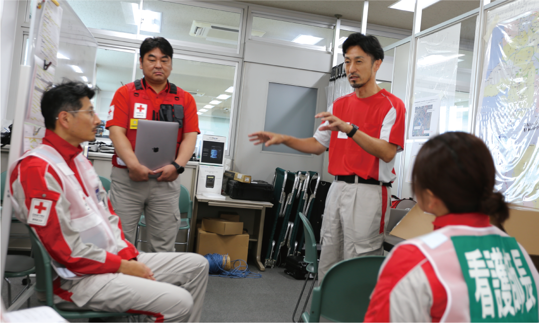 活動内容を説明するCoTのメンバー
