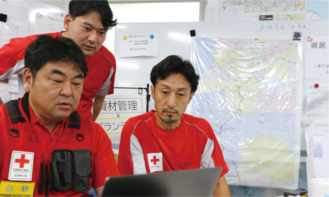 地図を前に情報を整理するCoTのメンバー
