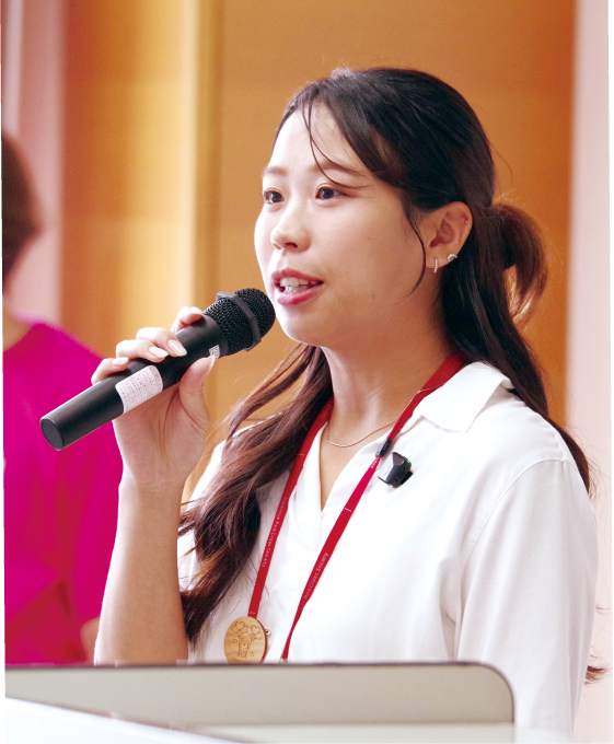講演する日赤国際部 開発協力課の佐藤未梨さん