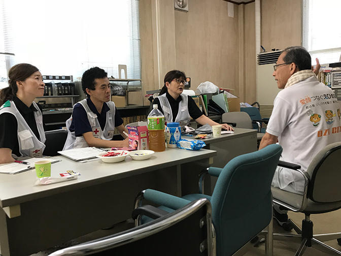 こころのケアチームに相談中の篠原支所長の写真