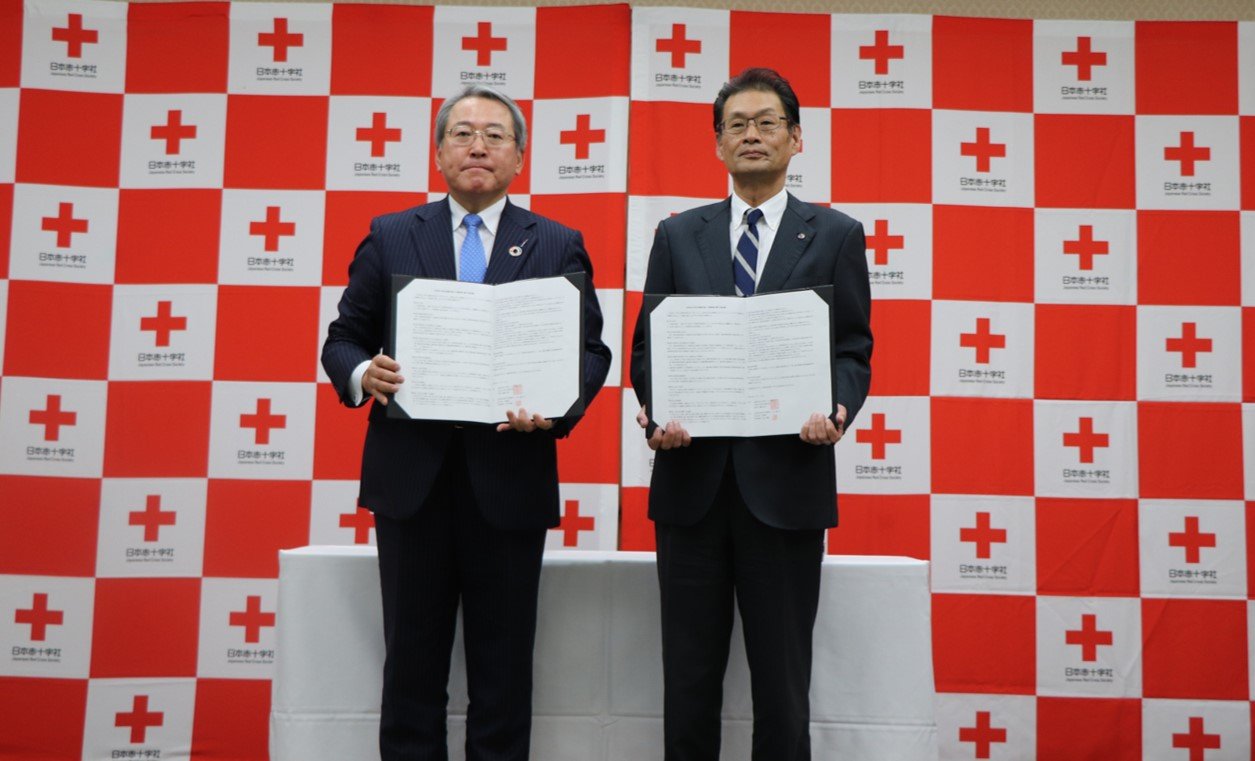 協定書を交わす　㈱広島銀行 岡野常務執行役員（左）、支部 泉水事務局長（右）.jpg