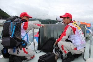 発災直後、船で坂町へ向かう医療救護班.jpg