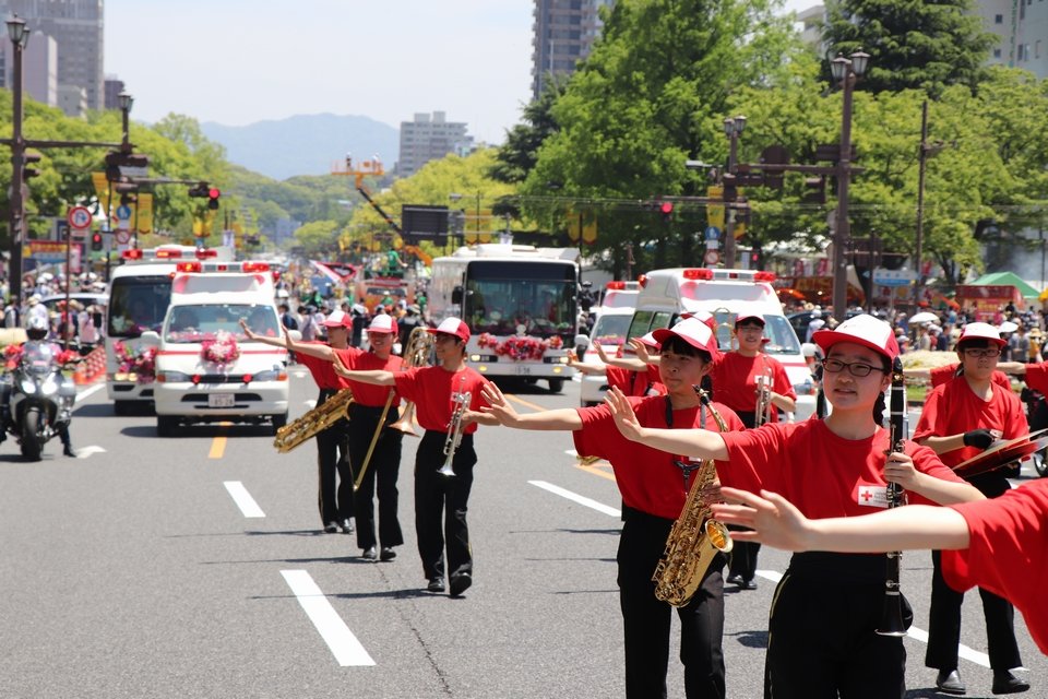 パレードを盛り上げたマーチングバンド.jpg