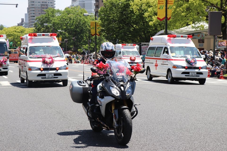 バイクや救急車などの赤十字車両.jpg