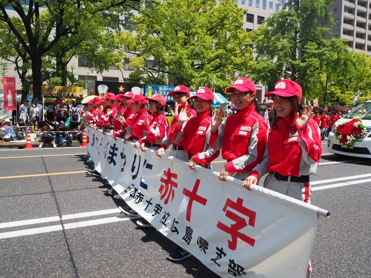 沿道に向かい手を振る日本赤十字広島看護大学生.jpg