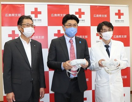 支部 泉水事務局長（左）、㈱廿日市クリーナー 中西代表取締役（中）.jpg