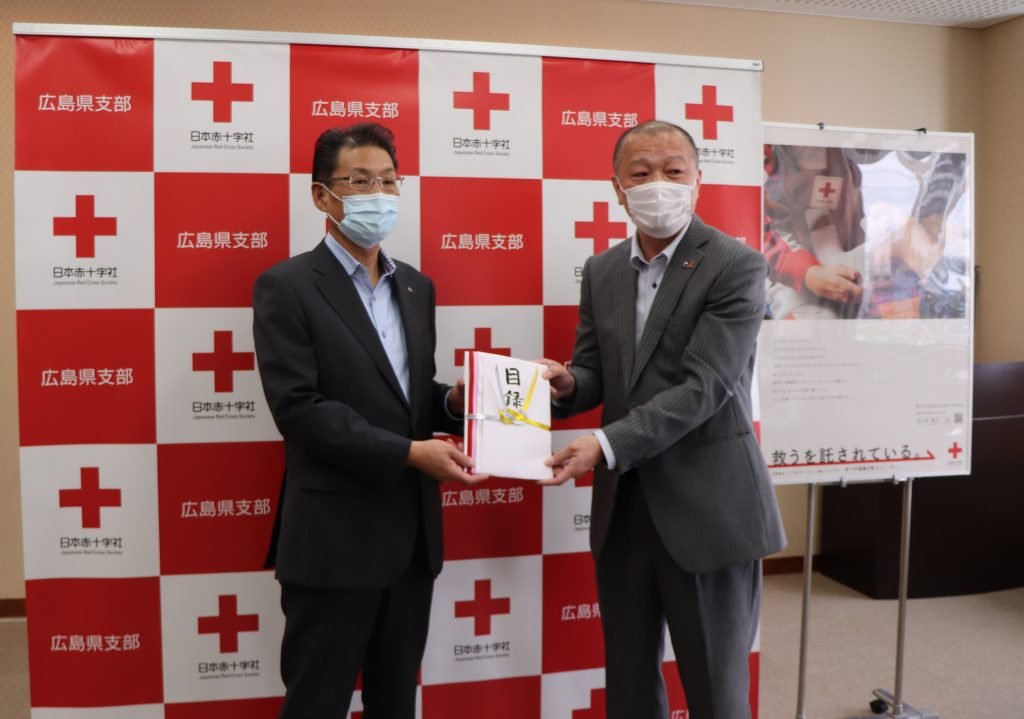 日本赤十字社広島県支部　泉水事務局長（左）、中国遊技機商業協同組合　松原理事長　様（右）.jpg