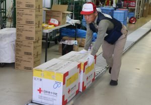 救援物資を救護倉庫から搬出.jpg