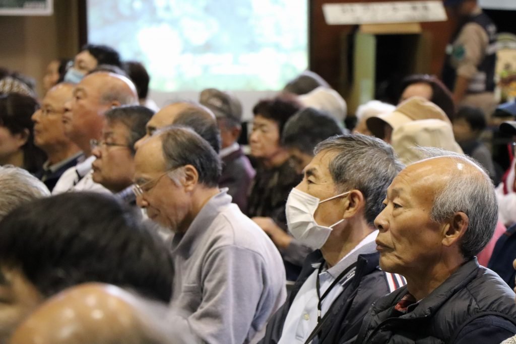 講演に聞き入る小屋浦地区の皆さん.jpg