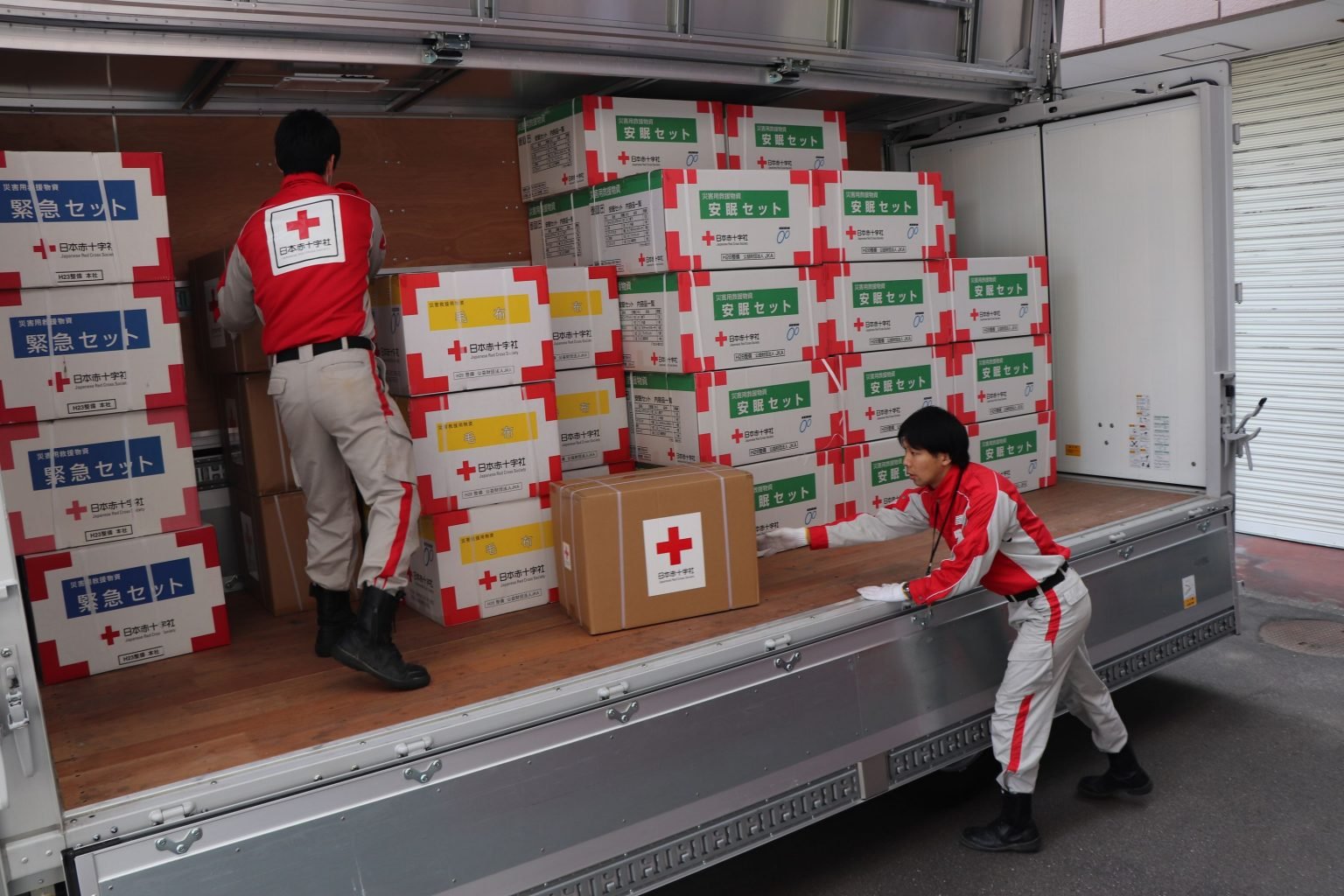 救援物資を積み込む職員2.jpg