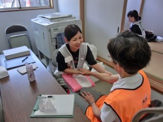 避難所スタッフ（支援者）へのマッサージ.jpg