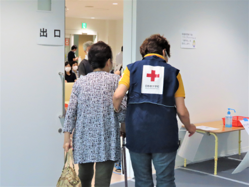 20210627_接種者に寄り添う団員.png
