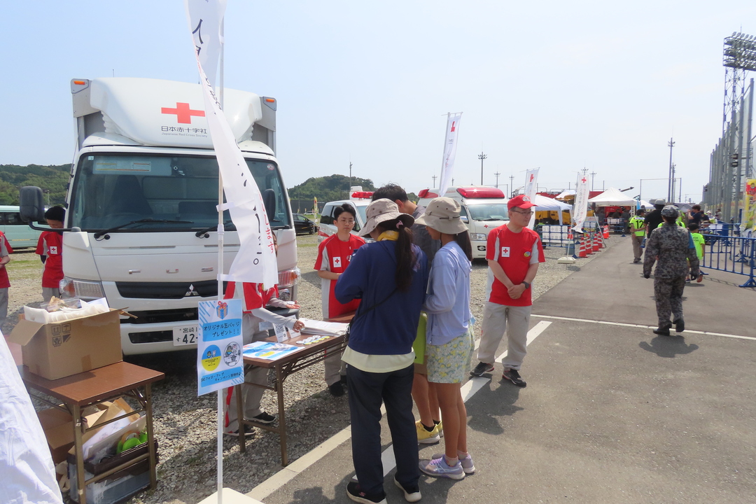 資料配布の様子
