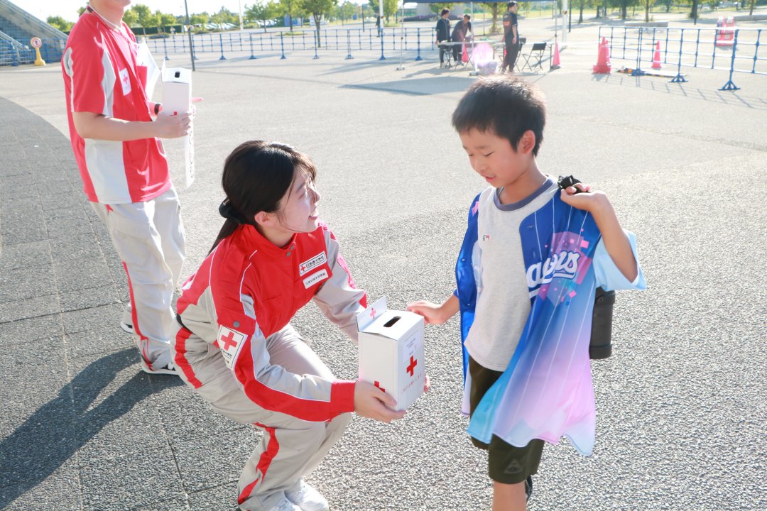 20260820_エコスタ募金活動_お子様.JPG