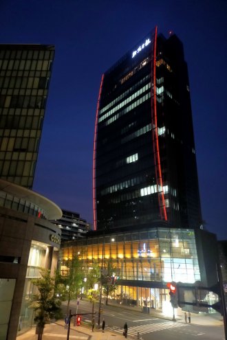 5/8メディアシップレッドライトアップ（日没後）