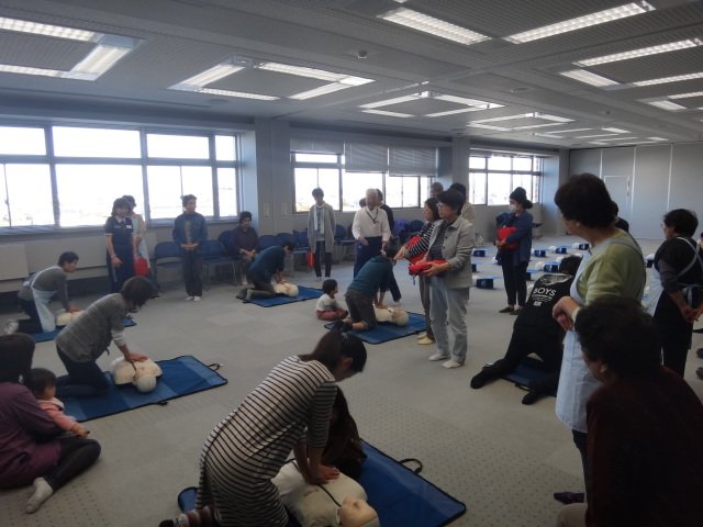 31磐田市奉2奉仕団員そろって心肺蘇生の練習.jpg