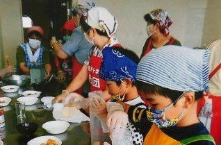 36浜松市天竜奉2小学生の料理教室での炊き出し.jpg
