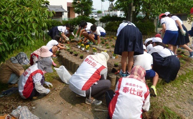 35浜松市浜北奉2新原小学校での植栽活動.jpg