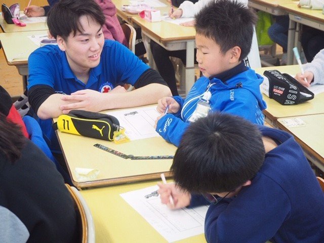 和大の青年奉仕団が取り組んでいる国際的なごみ問題についての特別授業を小学校で実施.jpg