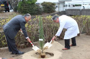 ②植樹の様子(右:水田院長、左:藏本委員長)