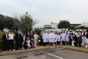 ③植樹に参加した賛助奉仕団員と病院スタッフ