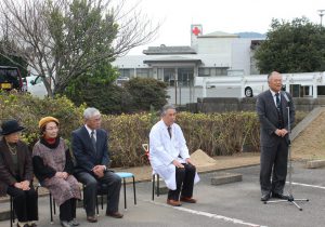 ①イトスギの説明をする藏本委員長