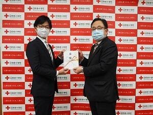 贈呈している様子