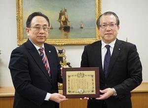 創価学会に金色有功章を贈呈