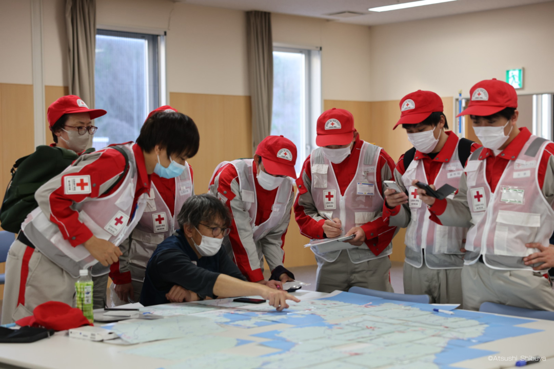 240102_The Fukui Branch Rescue Team receives an explanation of the route to Wajima Hospital from staff at the DMAT base headquarters in Noto General Hospital.png
