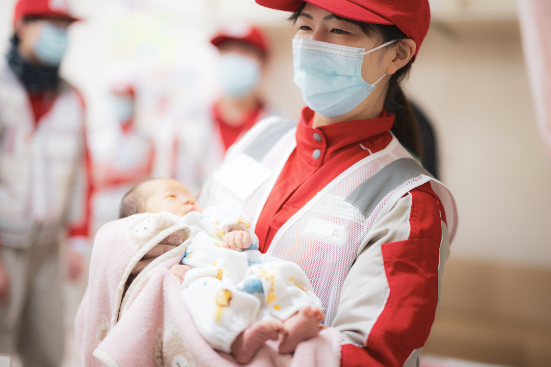 240109_Wajima City Oya Elementary School_Baby and Okayama Branch Rescue Team (Okayama Red Cross Hospital)_021s.jpg