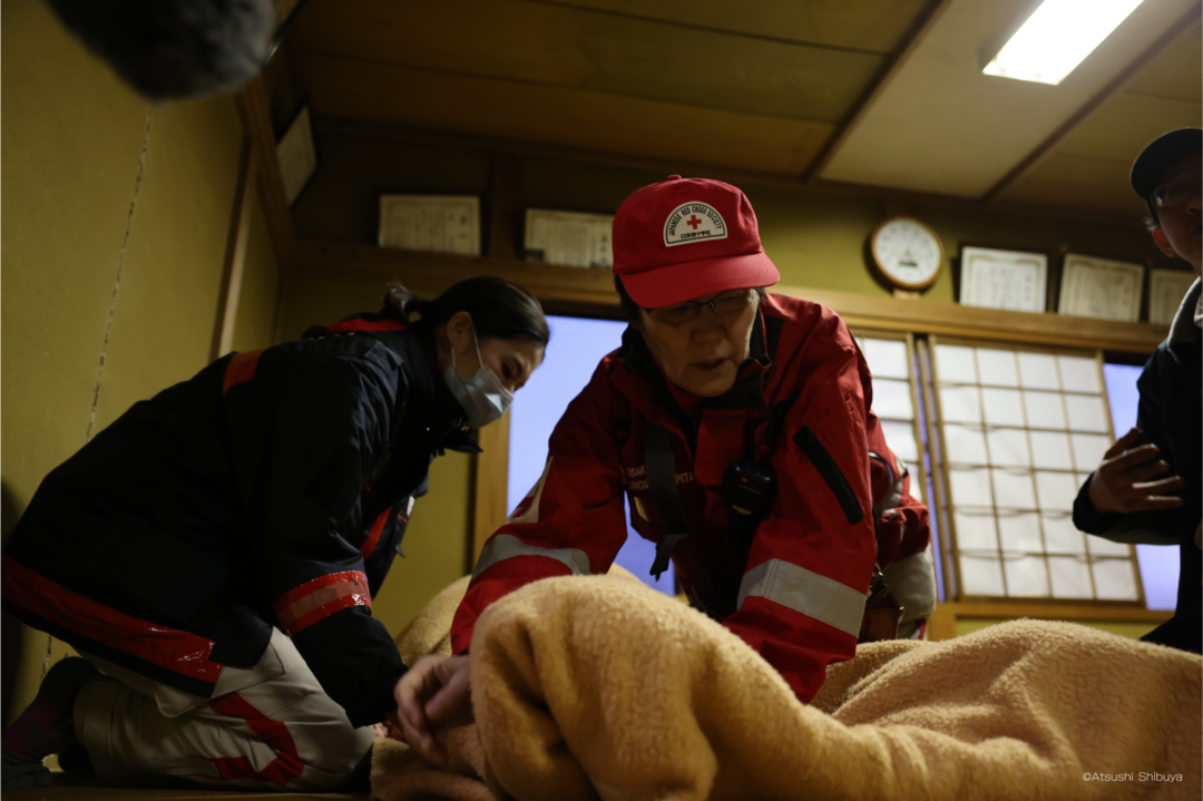 Osaka Branch (Osaka Red Cross Hospital) Medical Coordination Team talking to disaster victims.png