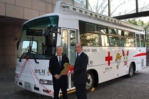 宝くじ協会の横山理事長（写真左）と大塚日赤副社長（同右）