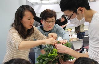 リース作りの写真おとなのみ.JPG (2カラム画像(枠なし):322x210px)