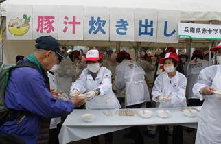 （兵庫県支部）①-5約700食があっという間に終了した兵庫県赤十字奉仕団の炊き出し.JPG (２カラム画像（枠なし）：322x210px)