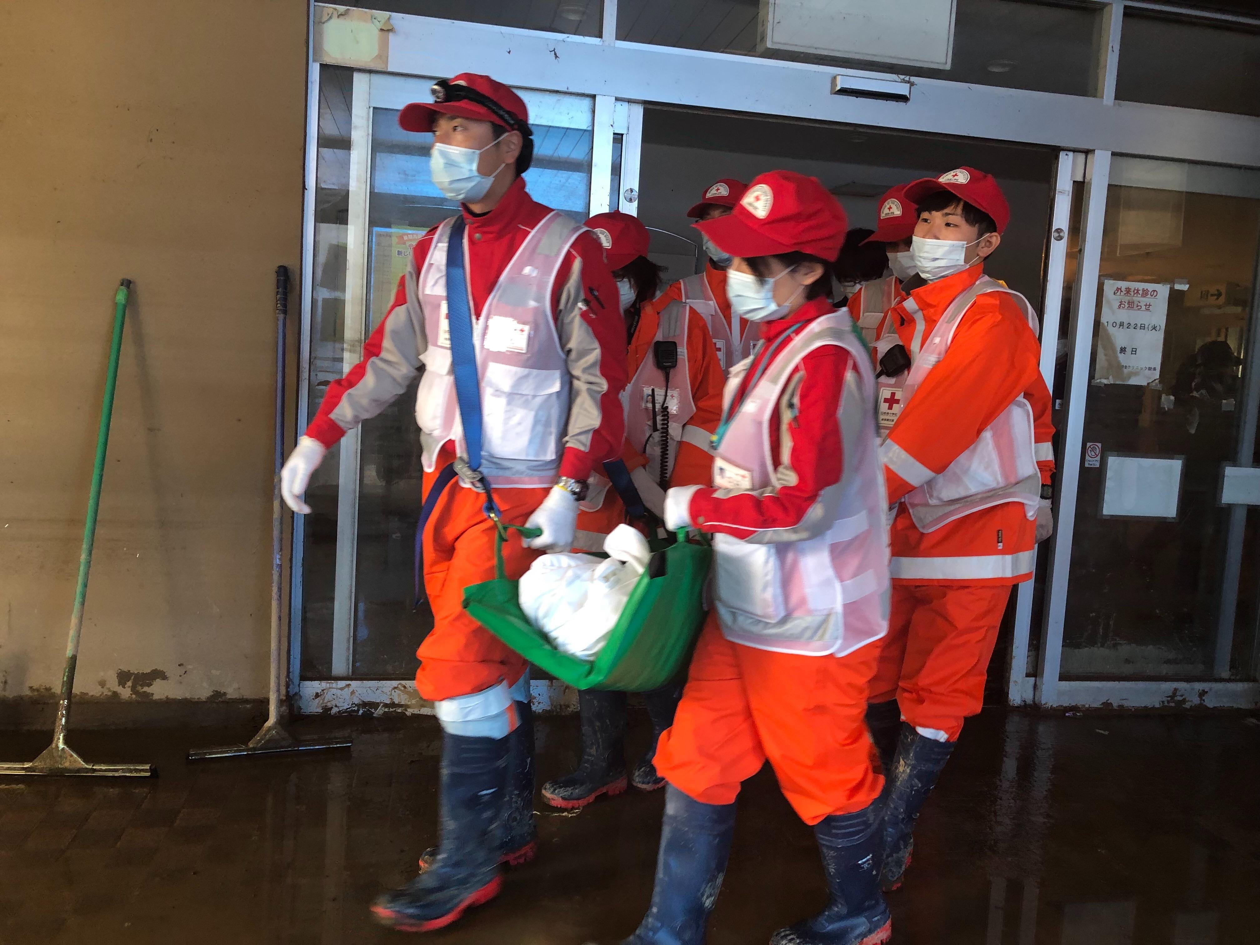 JRCS Medical Relief Teams are carrying the elderly person who needs support for evacuation