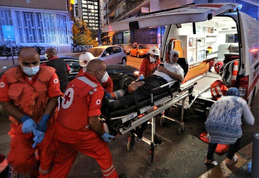 負傷者の救急搬送を急ぐレバノン赤十字社のボランティア
