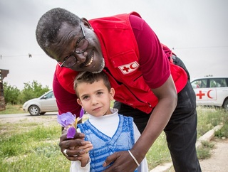 記念撮影をするアズ・シィ事務総長