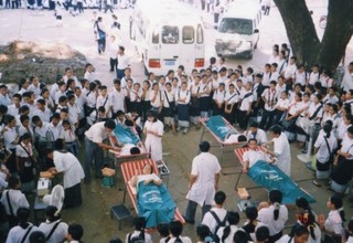 献血会場には、興味津々の学生がたくさん集まる。