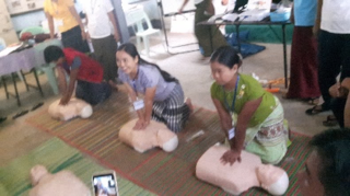 マグウェ管区指導者研修会で胸骨圧迫する受講者（ミャンマー）