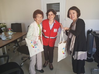 笠岡さん、トルコ赤新月社スタッフ、日隈看護師　©トルコ赤新月社