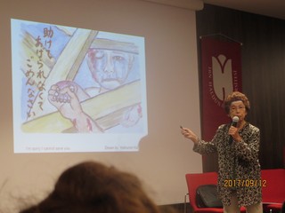 トルコ赤新月社と関係の深い大学で証言活動を行う笠岡さん