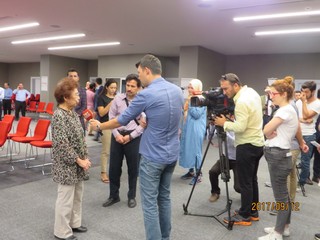 トルコのメディアから取材を受ける笠岡さん