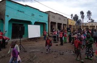 ﾓﾊﾞｲﾙｼﾈﾏ_Rubavu郡Kabumba村準備の様子201710 (3).JPG (２カラム画像（枠なし）：322x210px)