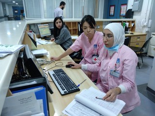 現地スタッフとともに働く冨澤助産師　©ICRC