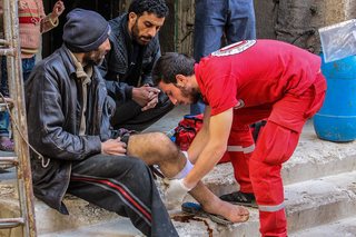 応急手当をするシリア赤新月社ボランティア　©SARC