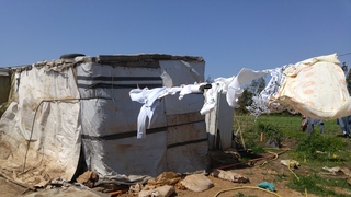 青空のもと、キャンプでは洗濯物が風になびいていた