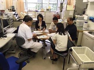 MRが医療関係者と情報交換をする様子