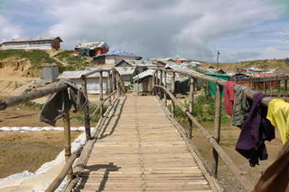 02_患者さんの家までの道のり　©日本赤十字社.jpgのサムネイル画像のサムネイル画像